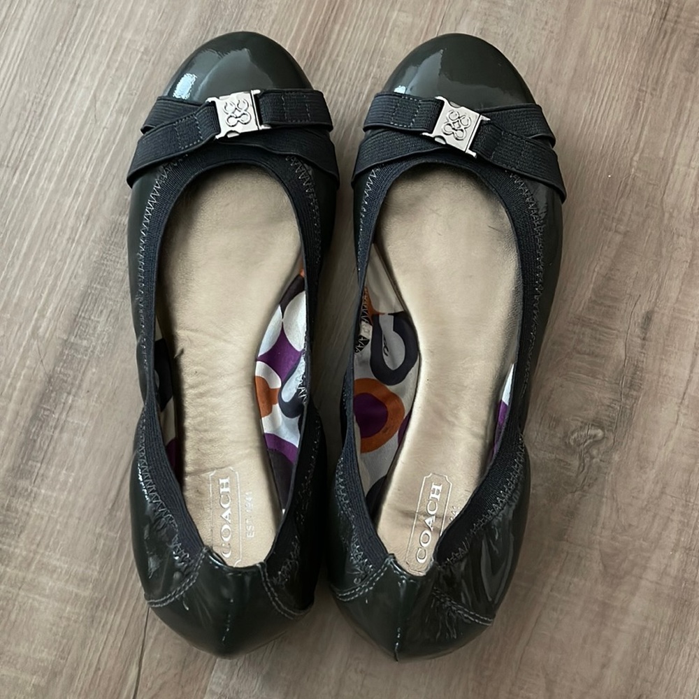 Coach flats.  Not able to locate the size. Most likely it’s a 6 1/2.
